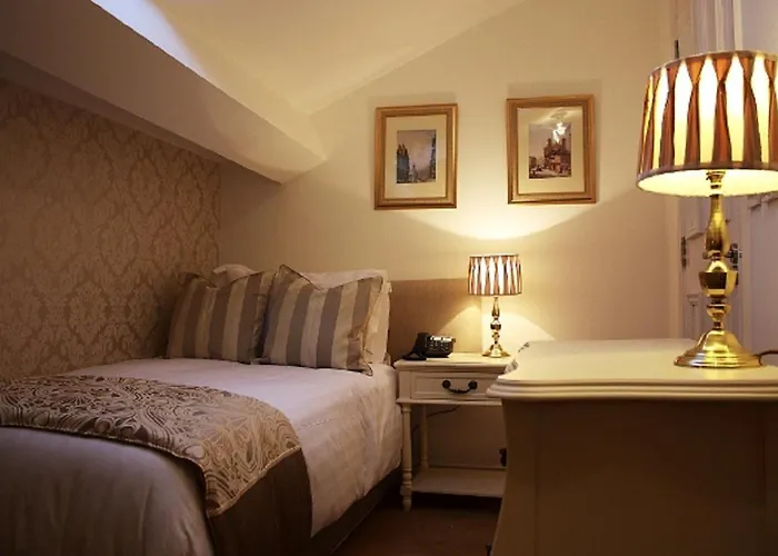 Georgian Town HouseAirport Hotel